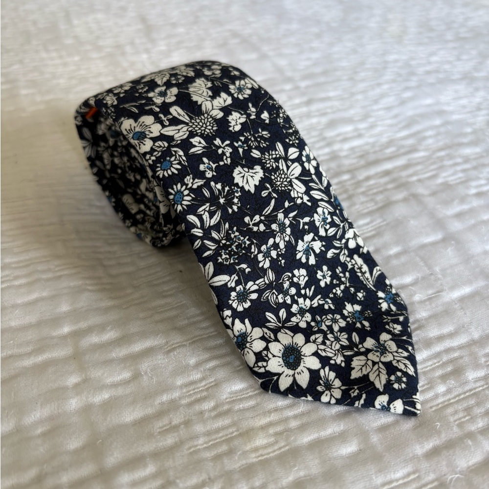 Egara Black and White Floral Tie